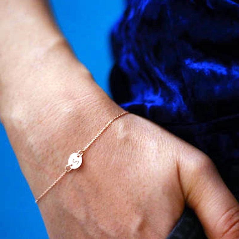 Qoo10 アルファベットプレート アンクレット ブレスレット ゴールドチェーン 丸型 丸い 手首 英語 イニシャル メッセージ メンズ レディース ペア 足首 アームレット バングル Sta00 Anb05