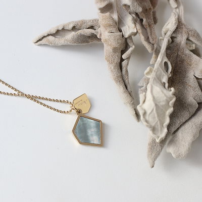 人気ブランドの新作 アクセサリー ジュエリー アルファベット幾何貝の殻ボールステンレス14金メッキ短めが可愛いチョーカーネックレスyn46