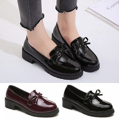 Qoo10 リボンポイントの可愛いエナメルローファー シューズ