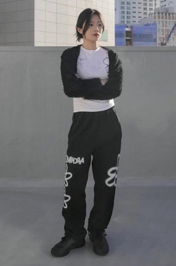 24SS LE SSERAFIM Chaewon 着用 939 DAISY SWEAT PANTS スウェット[公式正規品]