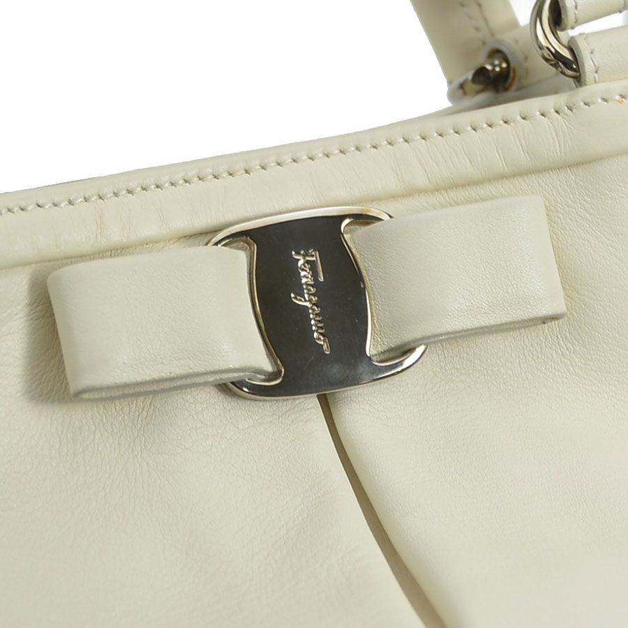 サルヴァトーレフェラガモ Salvatore Ferragamo ハンドバッグ ショルダーバッグ ヴァラリボン レザー アイボリー レディース r10051g サルヴァトーレフェラガモ Salvatore Ferragamo ハンドバッグ ショルダーバッグ ヴァラリボン レザー アイボリー レディース r10051g