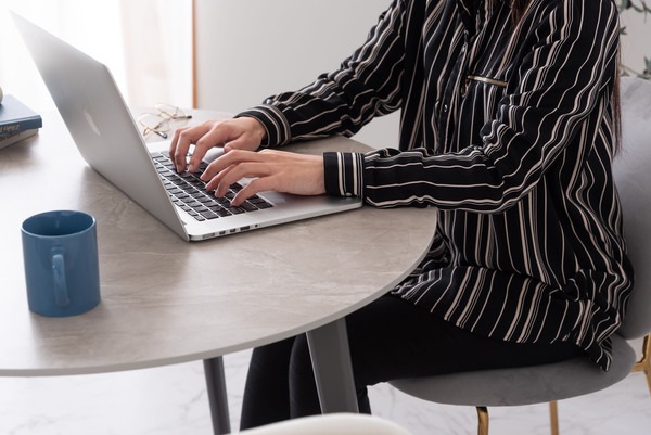 ラウンドテーブル 大理石調 大理石 韓国インテリア シンプル おしゃれ スタイリッシュ 直径90cm 90×90 丸テーブル テーブル ダイニングテーブル つくえ 食卓 韓国 北欧 ストーン かわいい