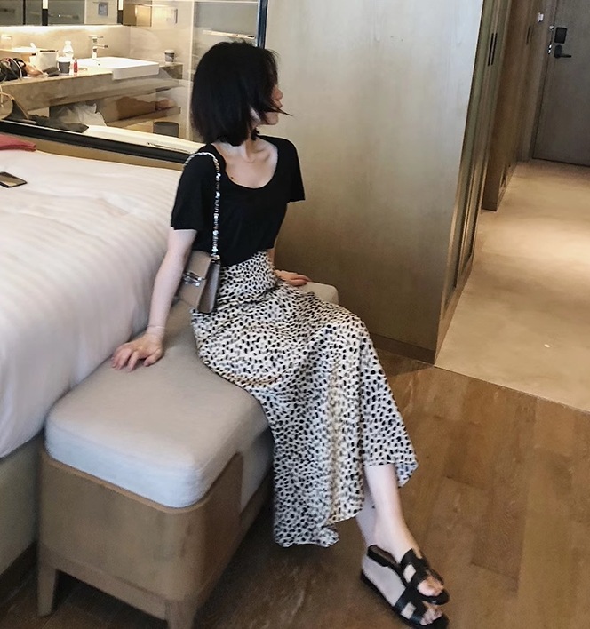 レディース スカート フレアスカート ミモレ セミフレア Aライン ファスナー ハイウエスト 薄手 かわいい 大人可愛い シンプル カジュアル おしゃれ レトロ 主役級 存在感 フォーマル 都会的