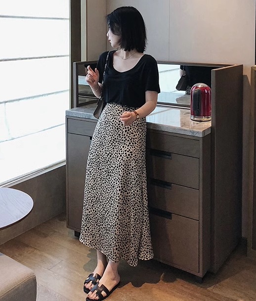 レディース スカート フレアスカート ミモレ セミフレア Aライン ファスナー ハイウエスト 薄手 かわいい 大人可愛い シンプル カジュアル おしゃれ レトロ 主役級 存在感 フォーマル 都会的