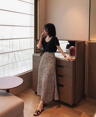 レディース スカート フレアスカート ミモレ セミフレア Aライン ファスナー ハイウエスト 薄手 かわいい 大人可愛い シンプル カジュアル おしゃれ レトロ 主役級 存在感 フォーマル 都会的