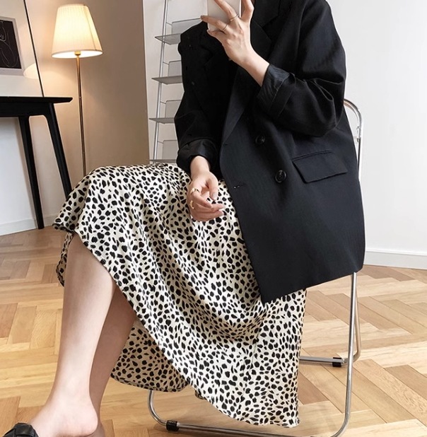 レディース スカート フレアスカート ミモレ セミフレア Aライン ファスナー ハイウエスト 薄手 かわいい 大人可愛い シンプル カジュアル おしゃれ レトロ 主役級 存在感 フォーマル 都会的