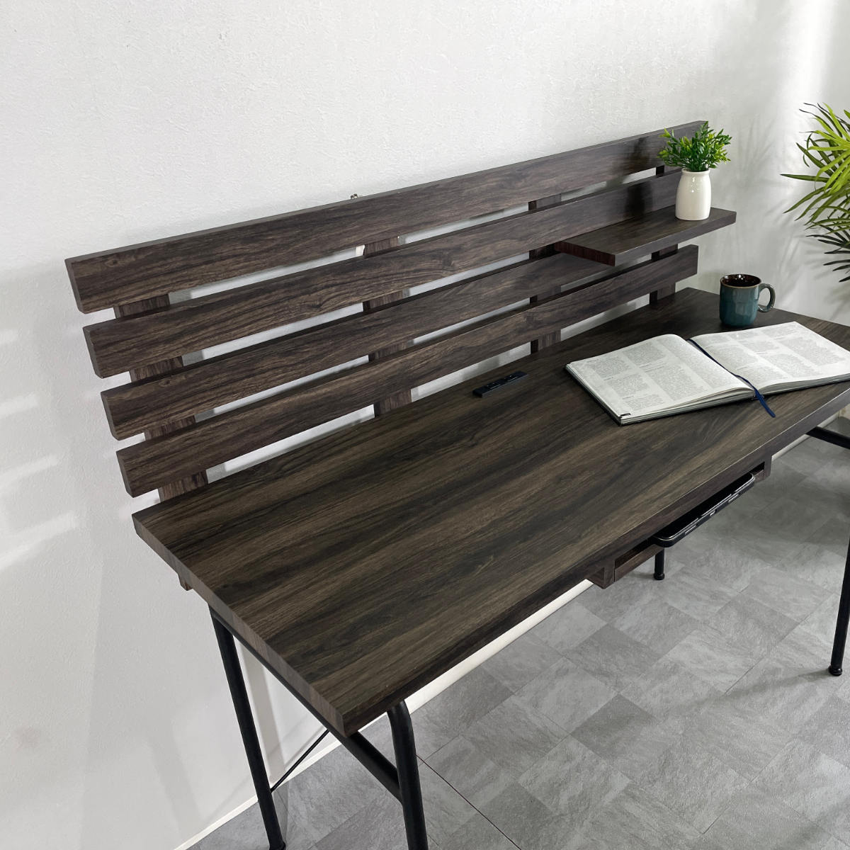 ワークデスク コンセント付き 収納棚 木目調 幅120cm デスク PCデスク パソコン 机 リビング 書斎 大人 異素材 おしゃれ ヴィンテージ調 インダストリアル調 小棚 ラック 付き ワークデスク コンセント付き 収納棚 木目調 幅120cm デスク PCデスク パソコン 机 リビング 書斎 大人 異素材 おしゃれ ヴィンテージ調 インダストリアル調 小棚 ラック 付き