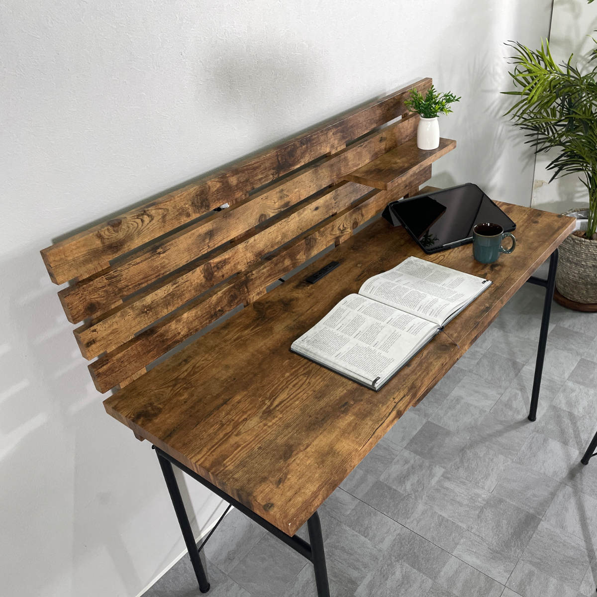 ワークデスク コンセント付き 収納棚 木目調 幅120cm デスク PCデスク パソコン 机 リビング 書斎 大人 異素材 おしゃれ ヴィンテージ調 インダストリアル調 小棚 ラック 付き ワークデスク コンセント付き 収納棚 木目調 幅120cm デスク PCデスク パソコン 机 リビング 書斎 大人 異素材 おしゃれ ヴィンテージ調 インダストリアル調 小棚 ラック 付き