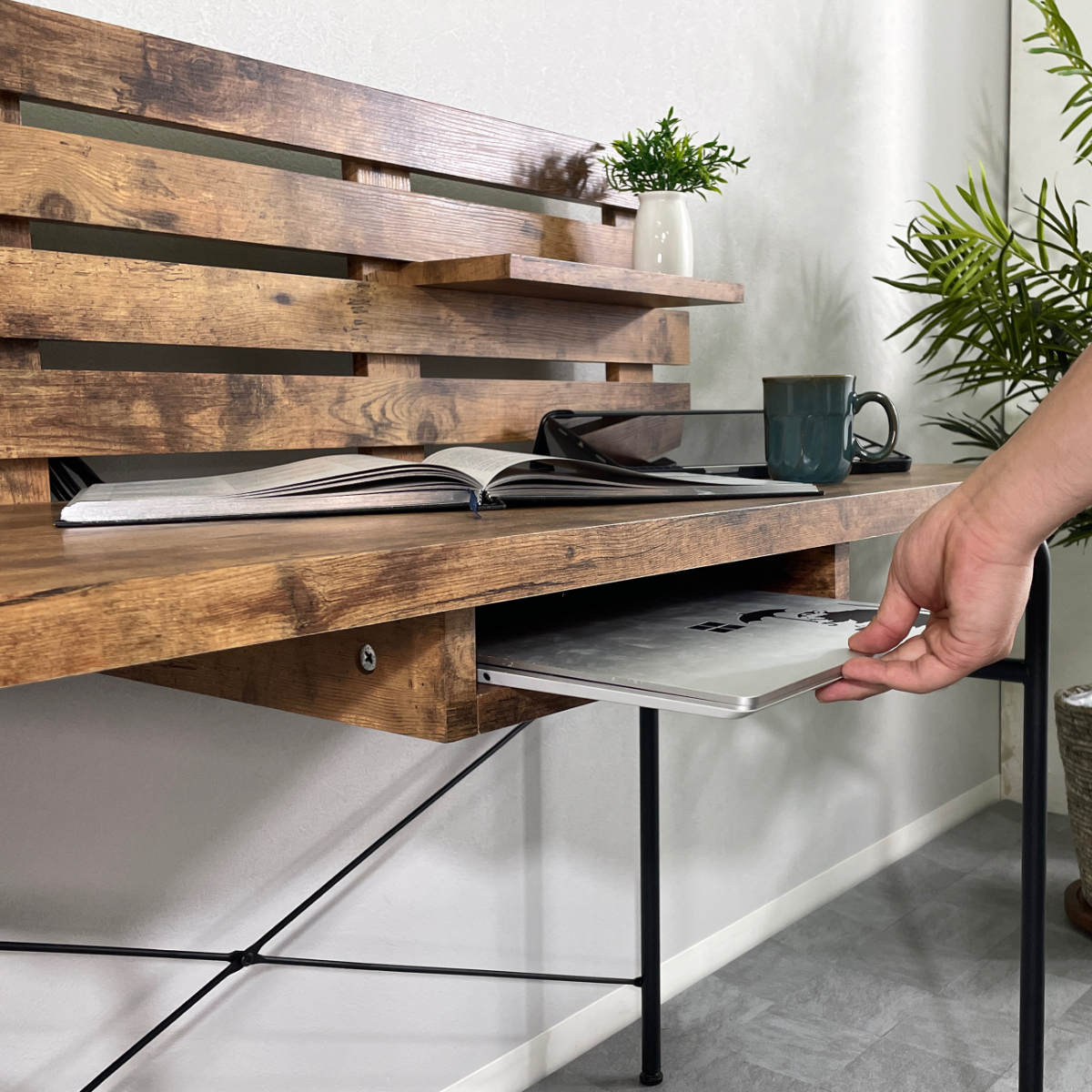 ワークデスク コンセント付き 収納棚 木目調 幅120cm デスク PCデスク パソコン 机 リビング 書斎 大人 異素材 おしゃれ ヴィンテージ調 インダストリアル調 小棚 ラック 付き ワークデスク コンセント付き 収納棚 木目調 幅120cm デスク PCデスク パソコン 机 リビング 書斎 大人 異素材 おしゃれ ヴィンテージ調 インダストリアル調 小棚 ラック 付き