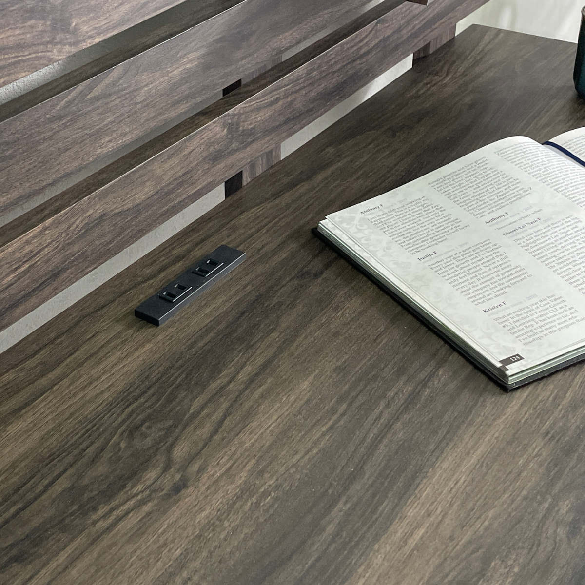 ワークデスク コンセント付き 収納棚 木目調 幅120cm デスク PCデスク パソコン 机 リビング 書斎 大人 異素材 おしゃれ ヴィンテージ調 インダストリアル調 小棚 ラック 付き ワークデスク コンセント付き 収納棚 木目調 幅120cm デスク PCデスク パソコン 机 リビング 書斎 大人 異素材 おしゃれ ヴィンテージ調 インダストリアル調 小棚 ラック 付き