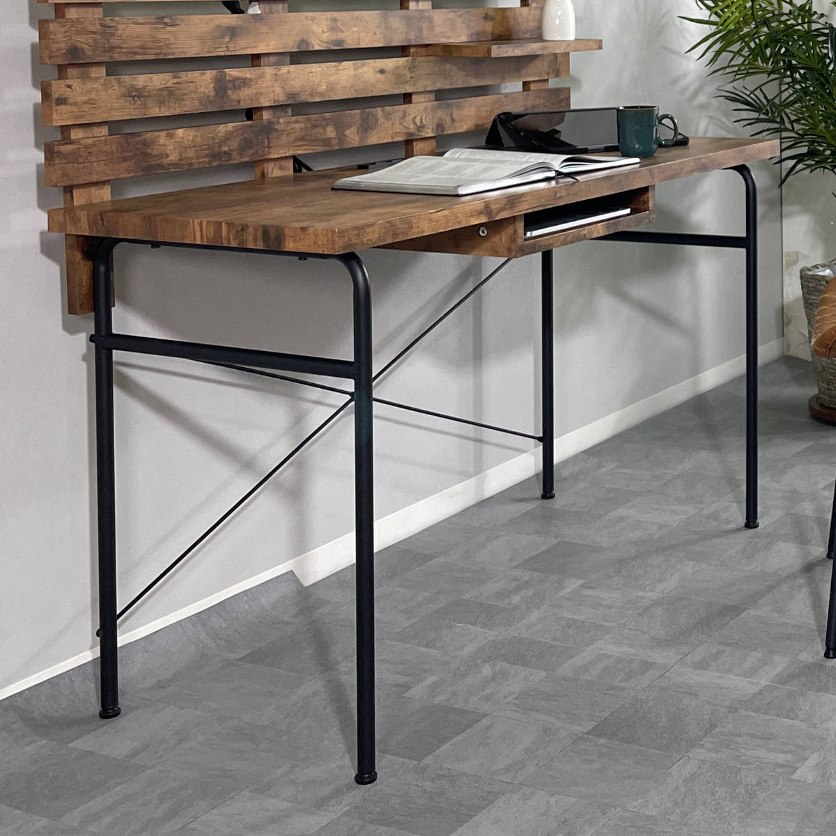 ワークデスク コンセント付き 収納棚 木目調 幅120cm デスク PCデスク パソコン 机 リビング 書斎 大人 異素材 おしゃれ ヴィンテージ調 インダストリアル調 小棚 ラック 付き ワークデスク コンセント付き 収納棚 木目調 幅120cm デスク PCデスク パソコン 机 リビング 書斎 大人 異素材 おしゃれ ヴィンテージ調 インダストリアル調 小棚 ラック 付き