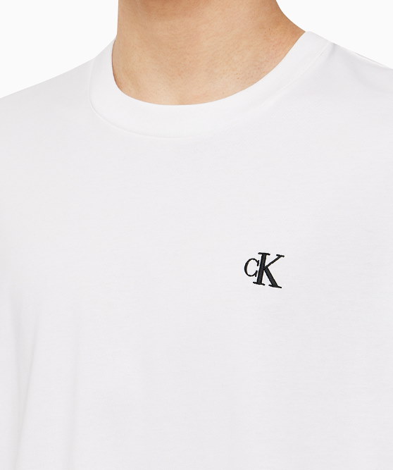 Qoo10] Calvin Klein ユニセックスエンボスロゴTシャツ ( J