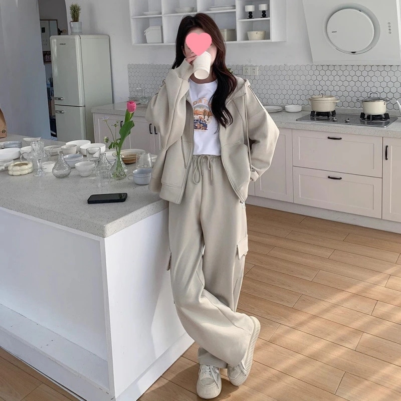 【急速出荷!】韓国 セットアップ カジュアル スポーツウェア 女性 春と秋 小 作業着風 スウェットシャツ ズボン 2セット ワンセット 【急速出荷!】韓国 セットアップ カジュアル スポーツウェア 女性 春と秋 小 作業着風 スウェットシャツ ズボン 2セット ワンセット