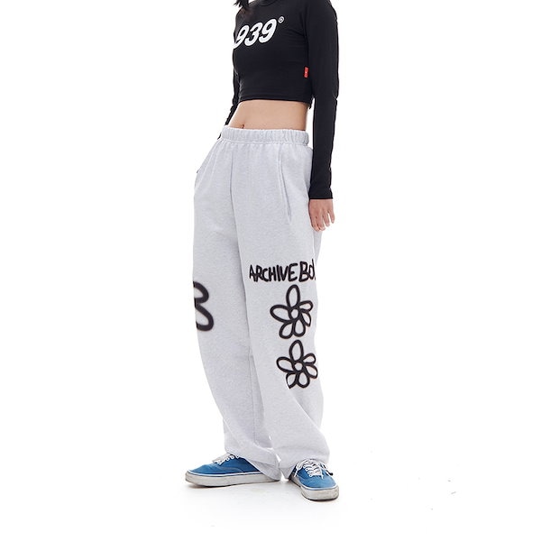 [IVE ウォニョン 着用] 939 DAISY SWEAT PANTS 韓国 アイドル トレパン トレーナー ダンス レディース メンズ