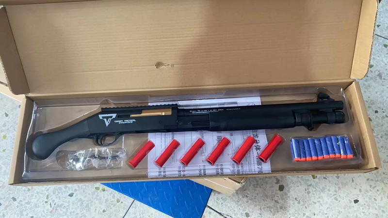 ショットガン風おもちゃ銃 散弾銃 UDL M870 スポンジ弾 スポンジ銃スプリング駆動で空気を生成し柔らかいフォーム弾を発射します 18歳以上