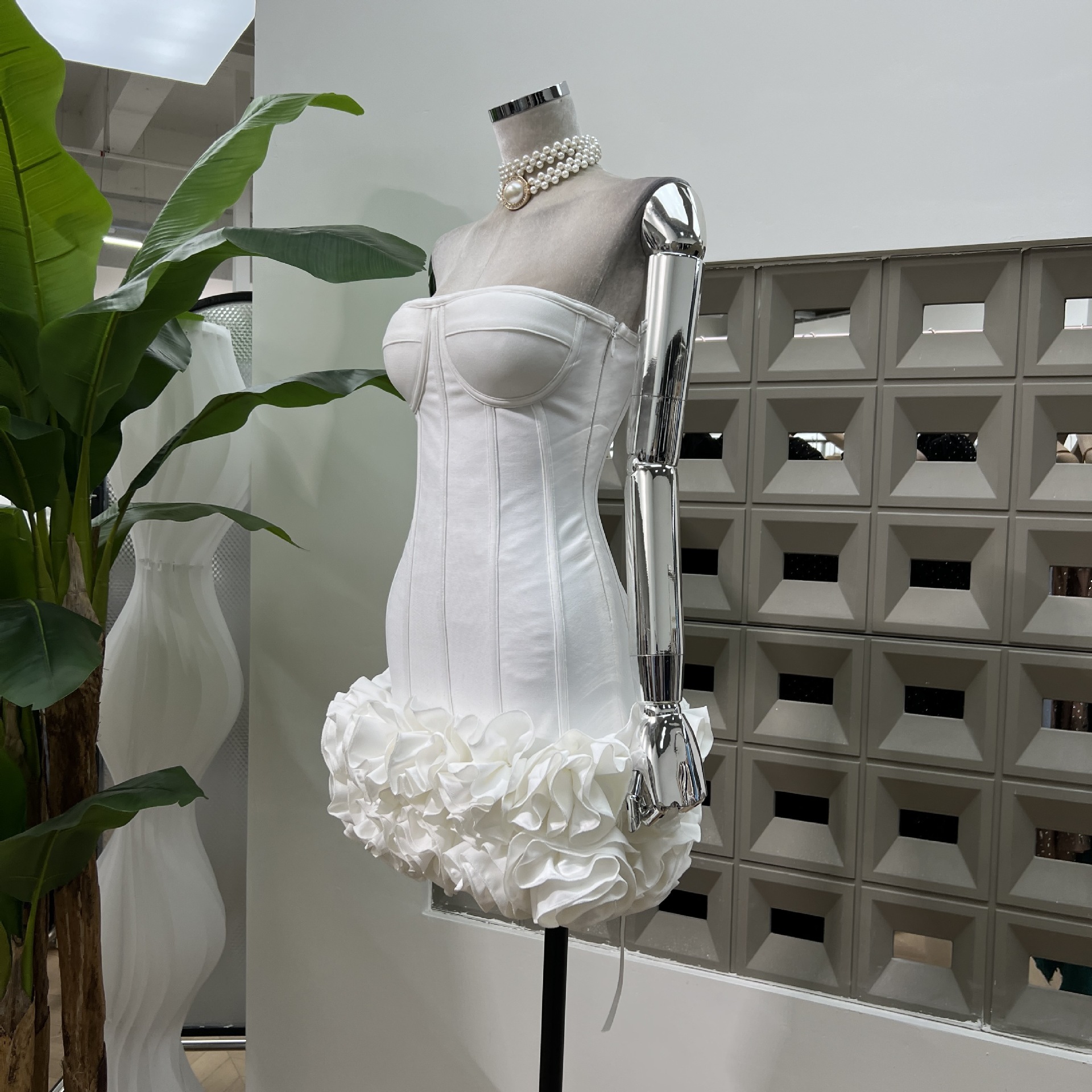 白い包帯は胸の魚の骨を拭いて身を修めますギャルのワンピースは超短い花のスカートが優雅です 白い包帯は胸の魚の骨を拭いて身を修めますギャルのワンピースは超短い花のスカートが優雅です