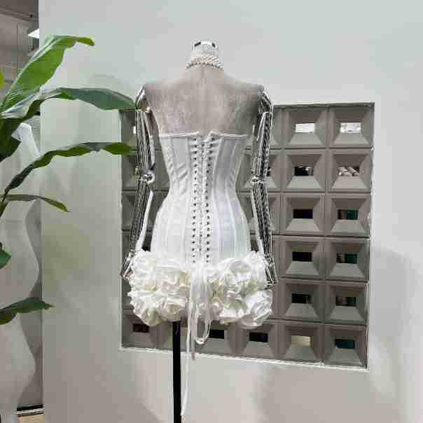 白い包帯は胸の魚の骨を拭いて身を修めますギャルのワンピースは超短い花のスカートが優雅です 白い包帯は胸の魚の骨を拭いて身を修めますギャルのワンピースは超短い花のスカートが優雅です