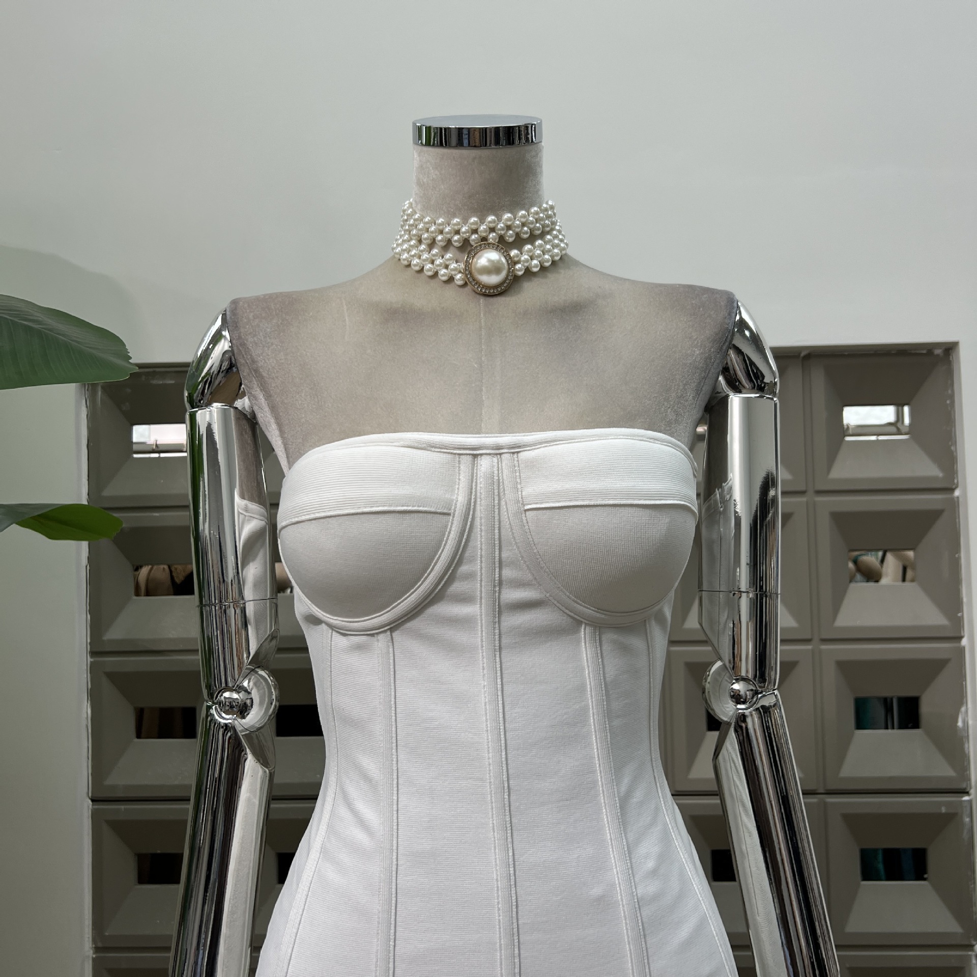 白い包帯は胸の魚の骨を拭いて身を修めますギャルのワンピースは超短い花のスカートが優雅です 白い包帯は胸の魚の骨を拭いて身を修めますギャルのワンピースは超短い花のスカートが優雅です