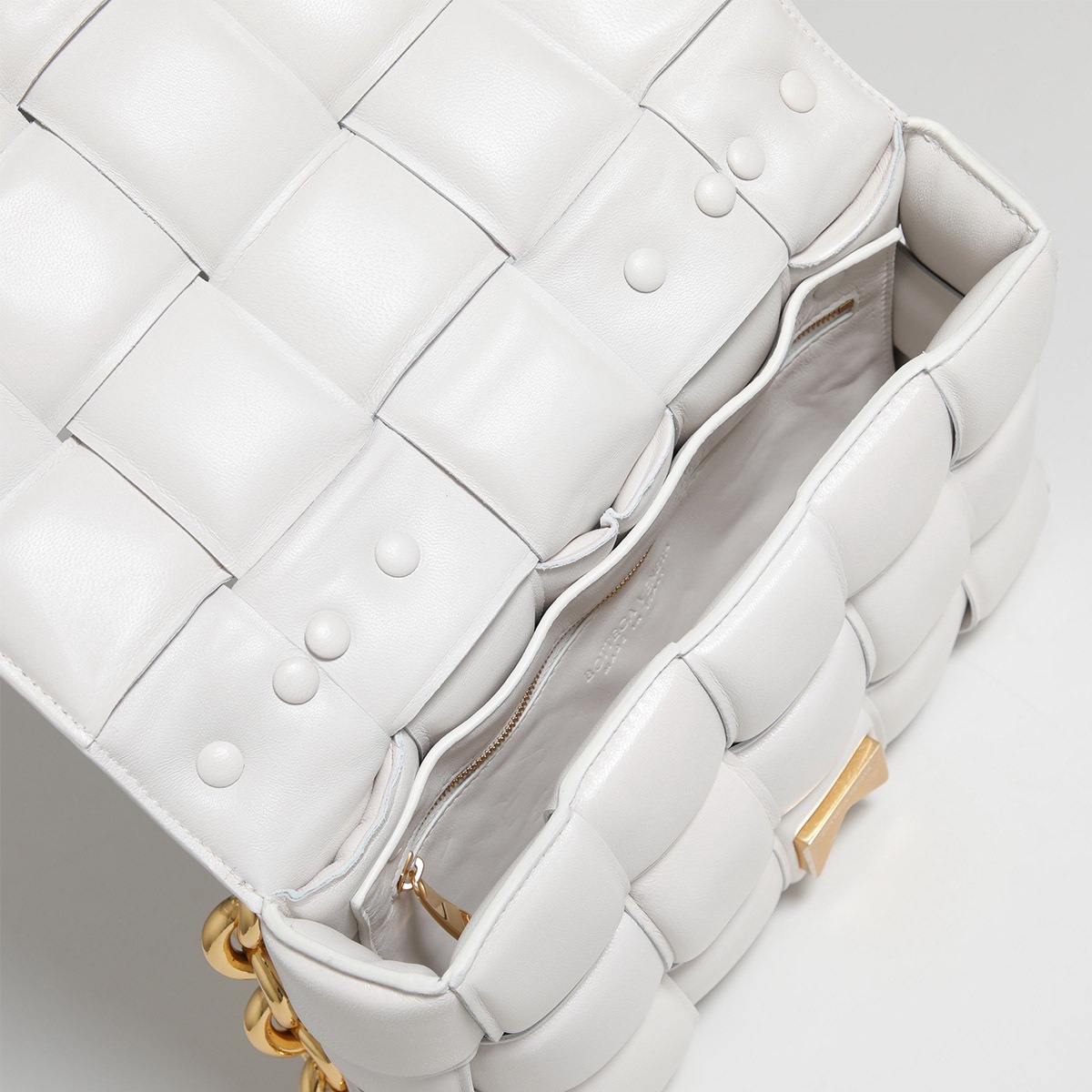 BOTTEGA VENETA ボッテガヴェネタ ショルダーバッグ The Chain Cassette カセット 631421 VBWZ0 レディース マキシイ BOTTEGA VENETA ボッテガヴェネタ ショルダーバッグ The Chain Cassette カセット 631421 VBWZ0 レディース マキシイ