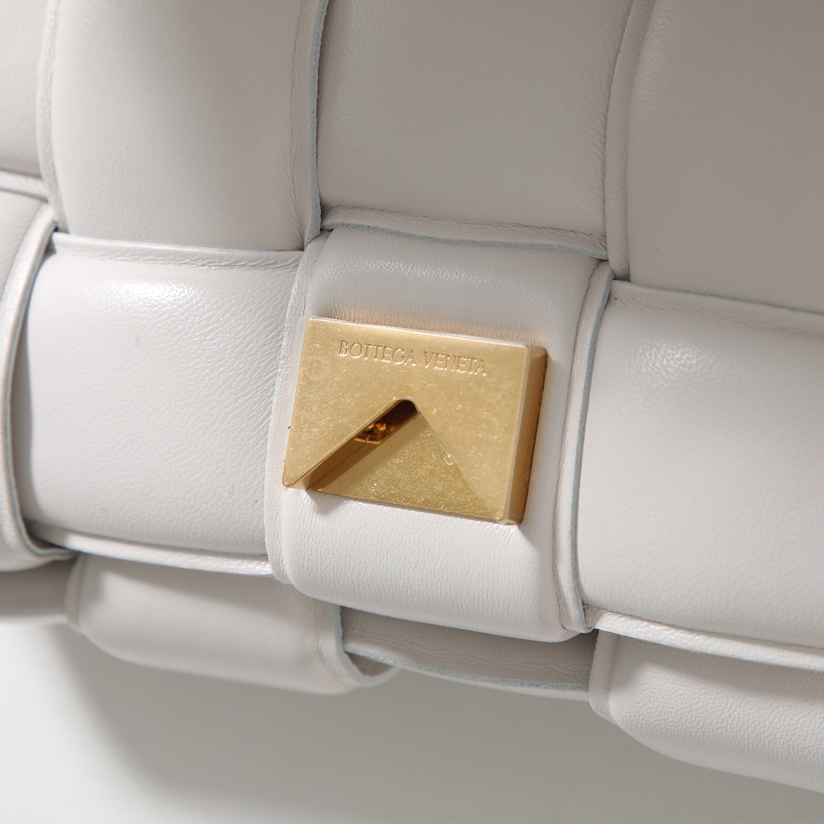 BOTTEGA VENETA ボッテガヴェネタ ショルダーバッグ The Chain Cassette カセット 631421 VBWZ0 レディース マキシイ BOTTEGA VENETA ボッテガヴェネタ ショルダーバッグ The Chain Cassette カセット 631421 VBWZ0 レディース マキシイ