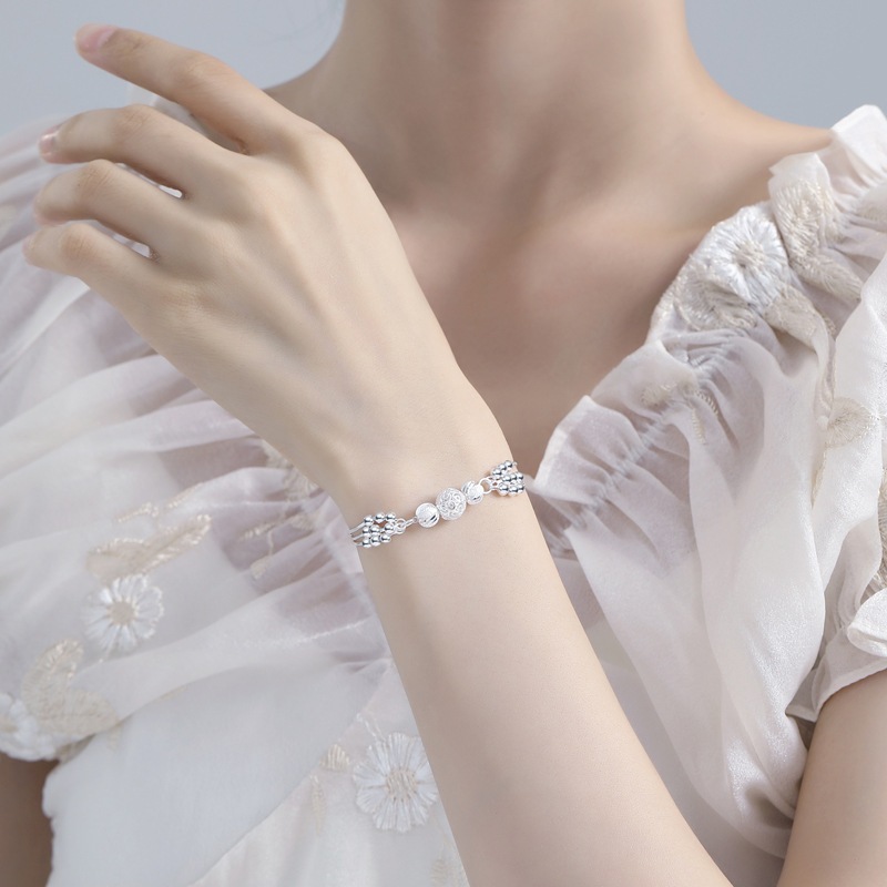 トレンドを取り入れたシルバーブレスレットでファッションを楽しむ トレンドを取り入れたシルバーブレスレットでファッションを楽しむ