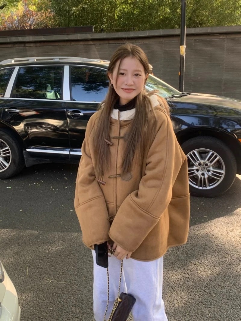 カーキの厚保温連帽綿入れコートレディース秋冬作牛角ボタンスエードのゆったりトップス