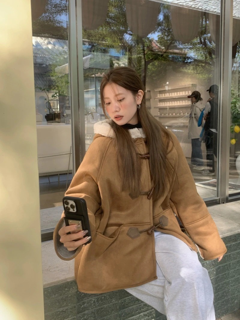 カーキの厚保温連帽綿入れコートレディース秋冬作牛角ボタンスエードのゆったりトップス