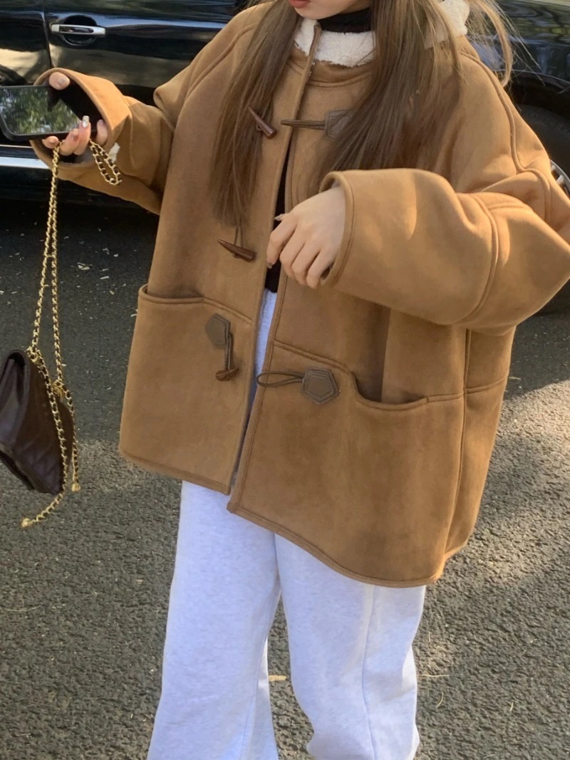 カーキの厚保温連帽綿入れコートレディース秋冬作牛角ボタンスエードのゆったりトップス