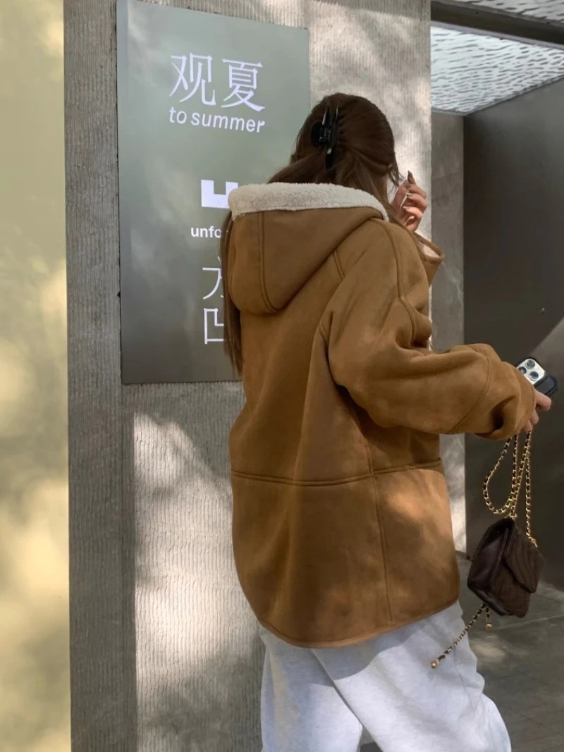 カーキの厚保温連帽綿入れコートレディース秋冬作牛角ボタンスエードのゆったりトップス