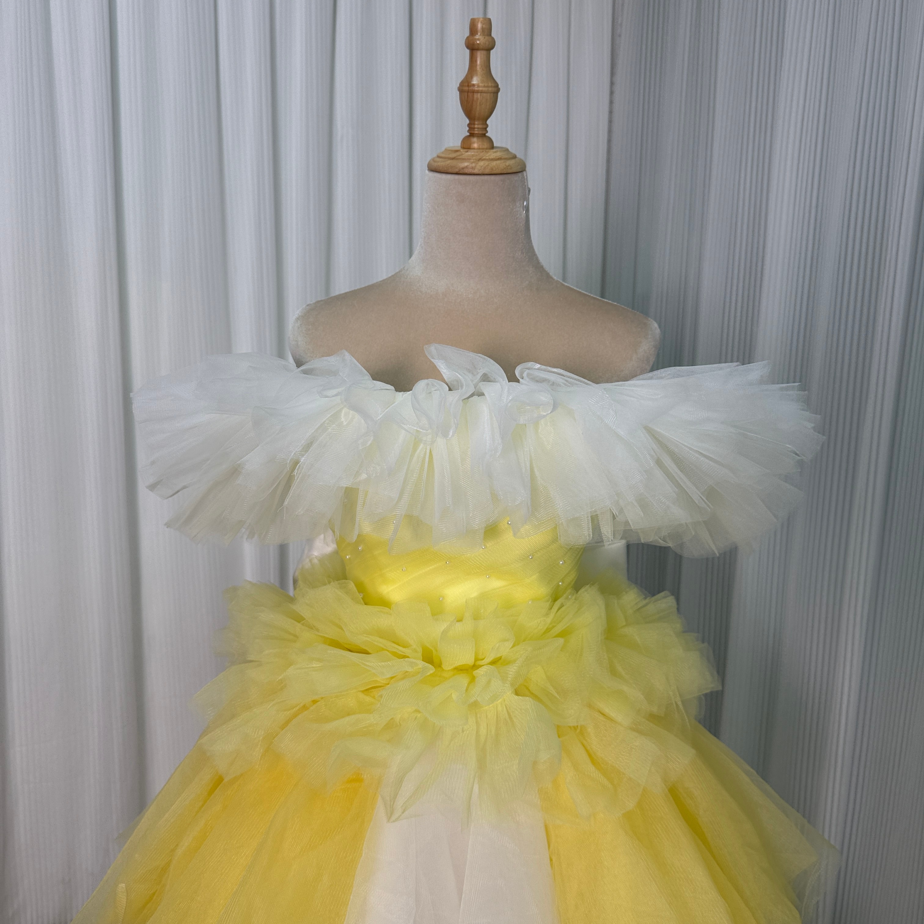 カラードレス イエロー ソフトチュール ビーズ オフショルダー ふっくら柔らかなバックリボン フィッシュテール カラードレス イエロー ソフトチュール ビーズ オフショルダー ふっくら柔らかなバックリボン フィッシュテール