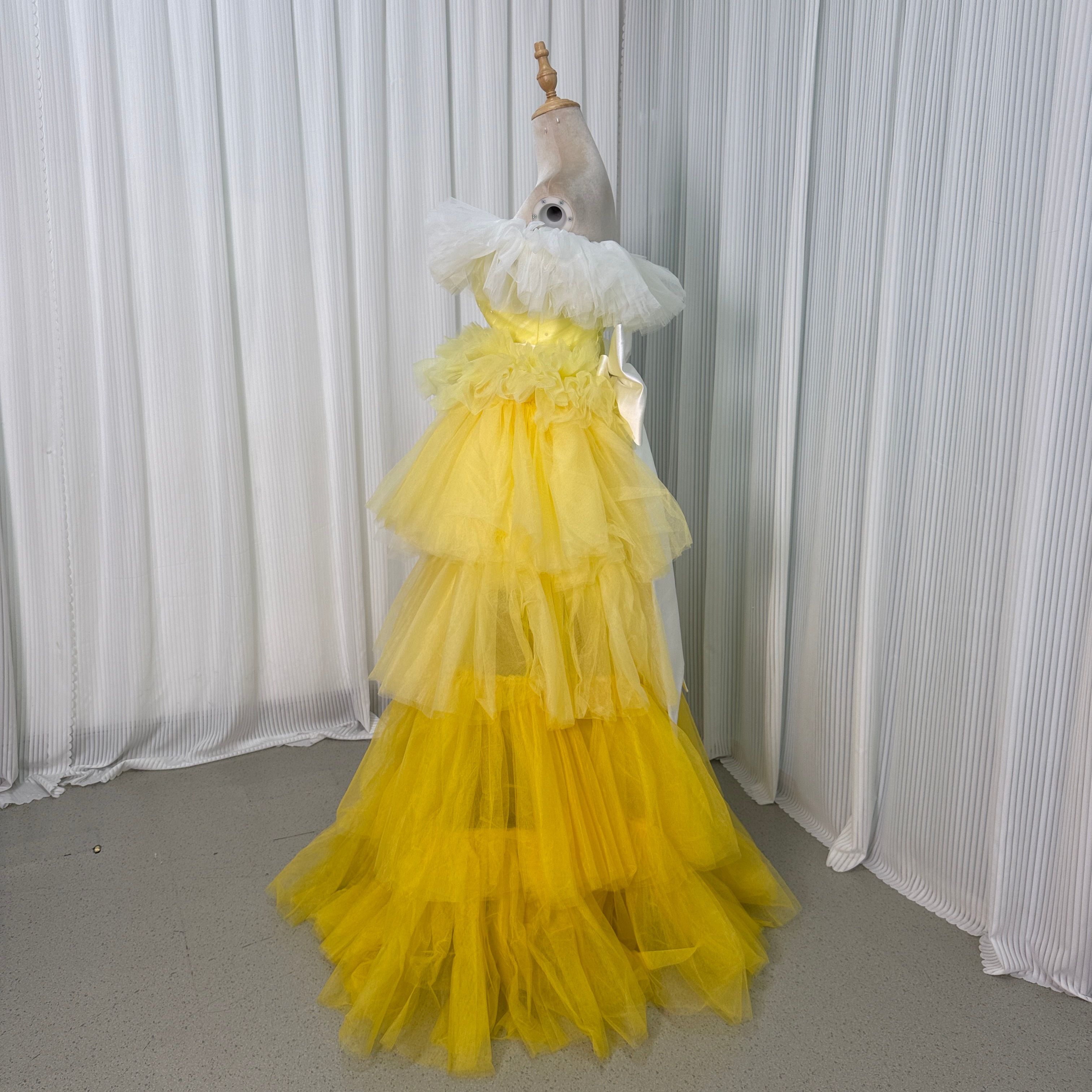 カラードレス イエロー ソフトチュール ビーズ オフショルダー ふっくら柔らかなバックリボン フィッシュテール カラードレス イエロー ソフトチュール ビーズ オフショルダー ふっくら柔らかなバックリボン フィッシュテール