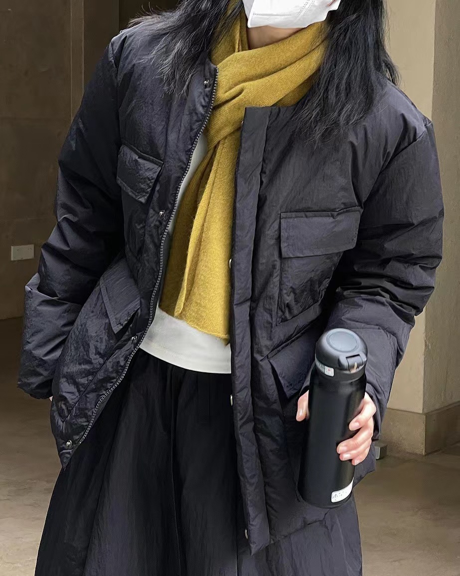 ジャケット ダウン ショート丈 ノーカラー ポケット カジュアル シンプル デザイン TKOR0057 ジャケット ダウン ショート丈 ノーカラー ポケット カジュアル シンプル デザイン TKOR0057