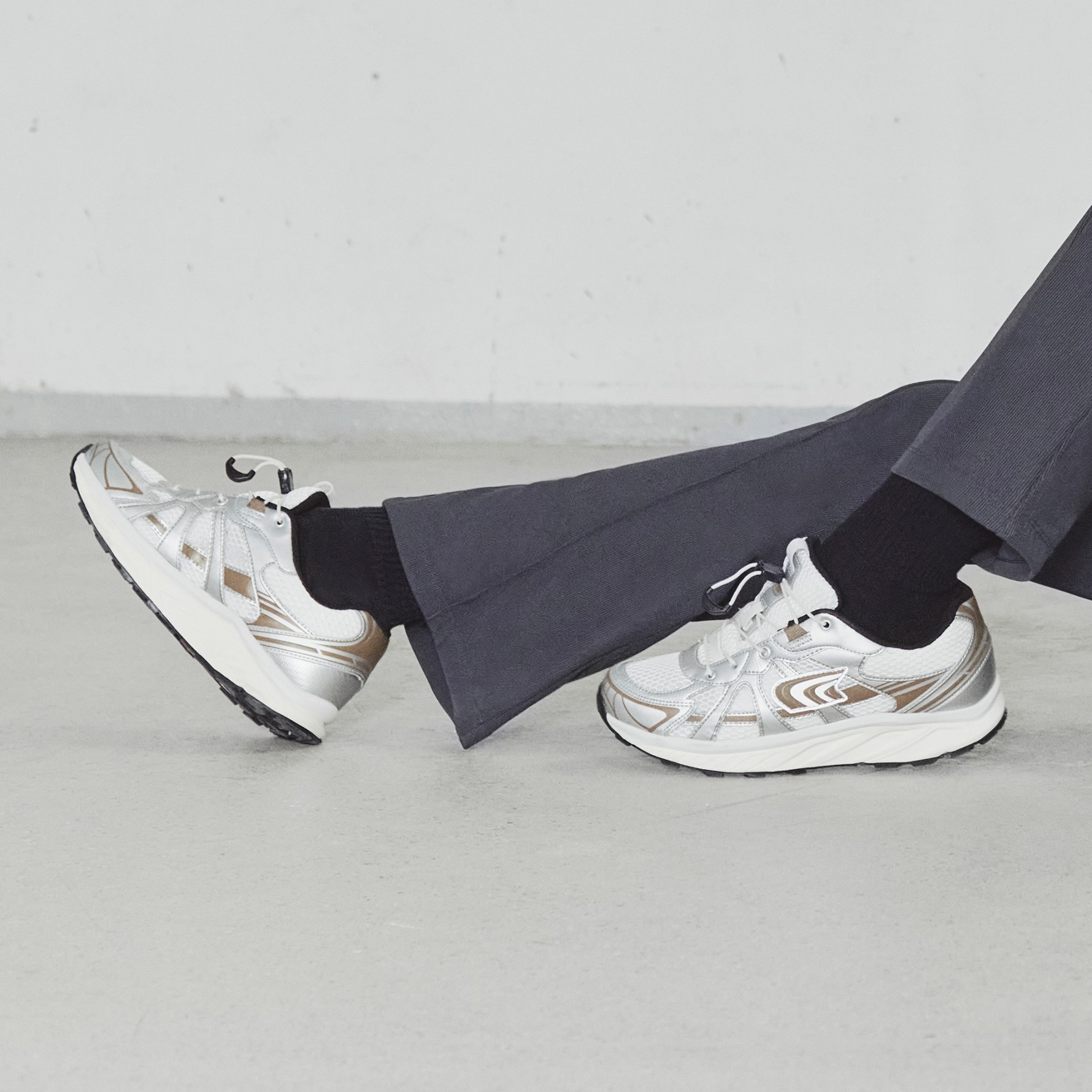 ソリッド テック NS93R41 レディース メンズ 男女共用 ニセックスローカット スニーカー ロゴ ポイント スニーカー ランニング シューズ 色々なサイズ シューズ クショニング シューズ ソリッド テック NS93R41 レディース メンズ 男女共用 ニセックスローカット スニーカー ロゴ ポイント スニーカー ランニング シューズ 色々なサイズ シューズ クショニング シューズ