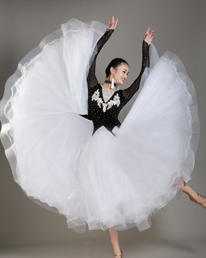 ダンスドレス　モダンドレス　社交ダンス衣装　裾広　スパンコール 楽天市場】社交ダンスドレス フロート 上品 広がる裾 競技用ドレス