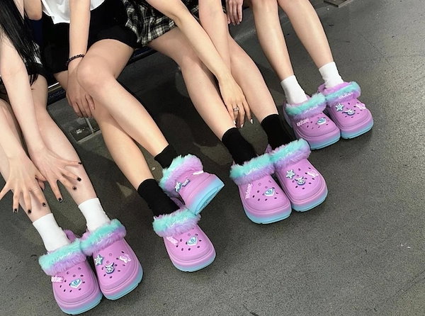 Qoo10] aespa着用サンダル/コラボストンプラ