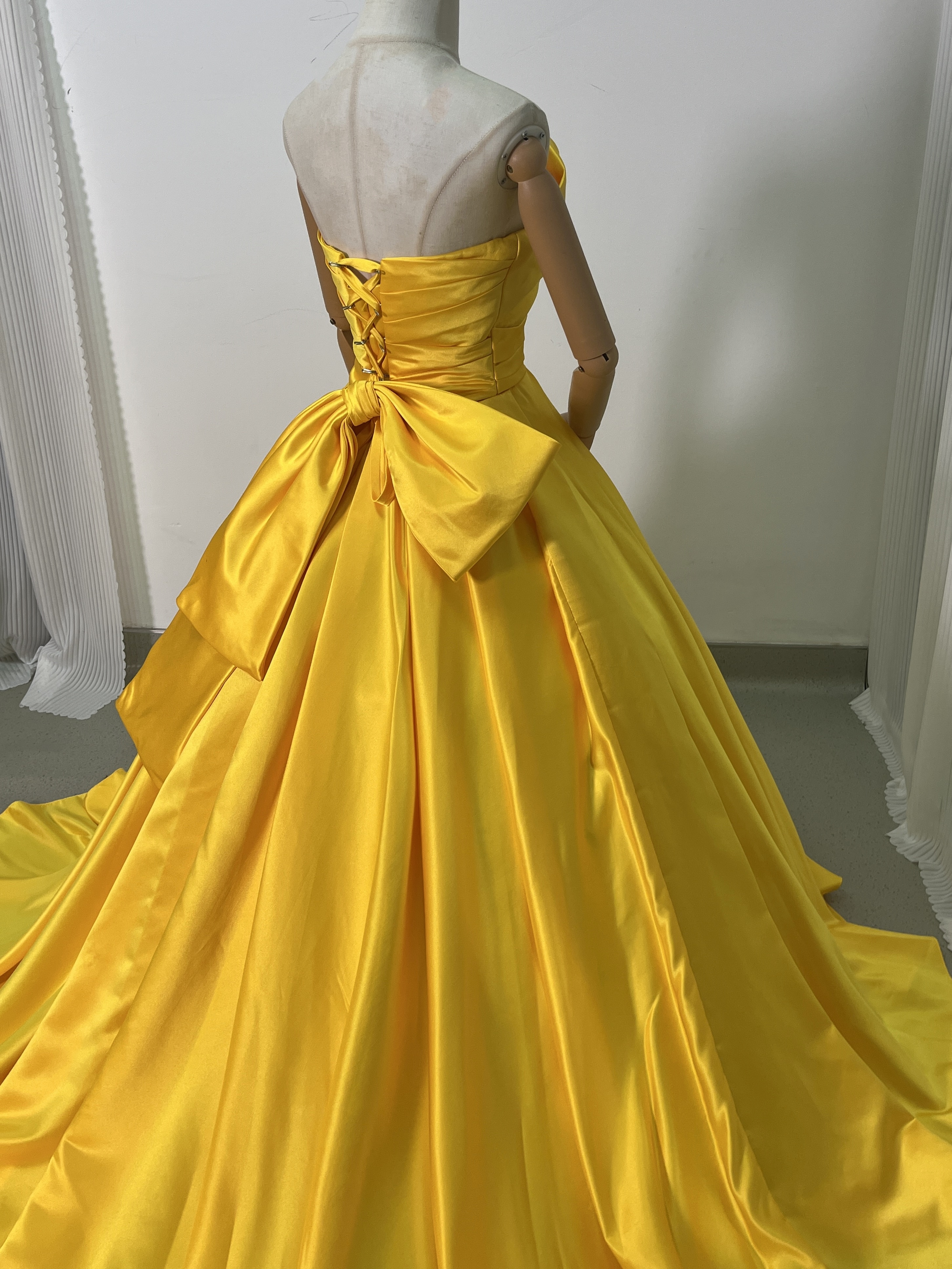 上品！カラードレス イエロー ベアトップ 豪華なバックリボン 前撮り