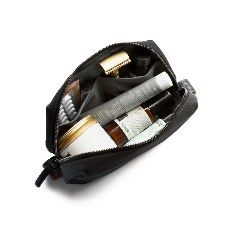 EDKA TOILETRY KIT Black Bronze ポーチ ユニセックス 防水 トラベルポーチ シンプル リサイクルナイロン EDKA TOILETRY KIT Black Bronze ポーチ ユニセックス 防水 トラベルポーチ シンプル リサイクルナイロン