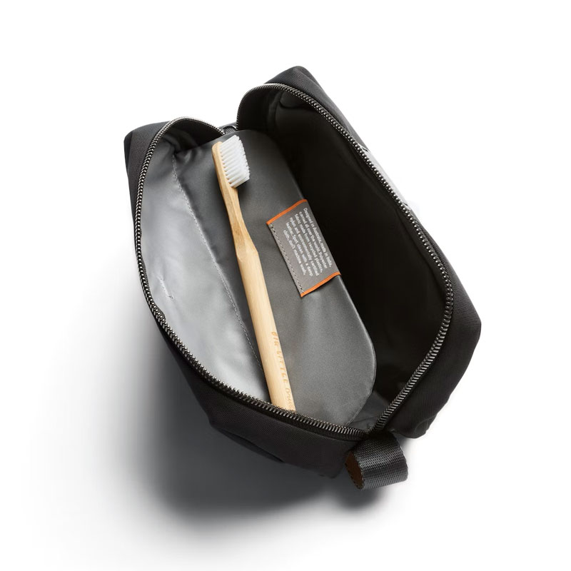 EDKA TOILETRY KIT Black Bronze ポーチ ユニセックス 防水 トラベルポーチ シンプル リサイクルナイロン EDKA TOILETRY KIT Black Bronze ポーチ ユニセックス 防水 トラベルポーチ シンプル リサイクルナイロン