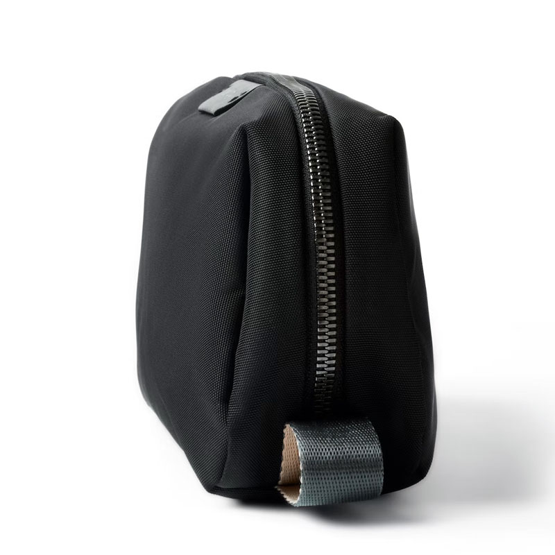 EDKA TOILETRY KIT Black Bronze ポーチ ユニセックス 防水 トラベルポーチ シンプル リサイクルナイロン EDKA TOILETRY KIT Black Bronze ポーチ ユニセックス 防水 トラベルポーチ シンプル リサイクルナイロン