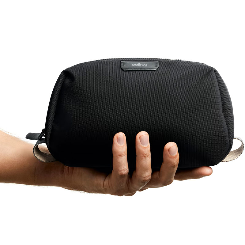 EDKA TOILETRY KIT Black Bronze ポーチ ユニセックス 防水 トラベルポーチ シンプル リサイクルナイロン EDKA TOILETRY KIT Black Bronze ポーチ ユニセックス 防水 トラベルポーチ シンプル リサイクルナイロン