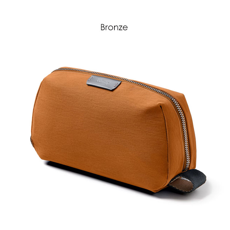 EDKA TOILETRY KIT Black Bronze ポーチ ユニセックス 防水 トラベルポーチ シンプル リサイクルナイロン EDKA TOILETRY KIT Black Bronze ポーチ ユニセックス 防水 トラベルポーチ シンプル リサイクルナイロン