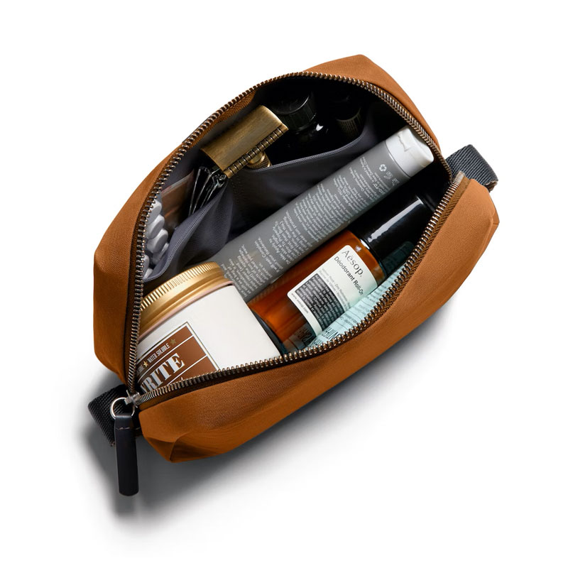 EDKA TOILETRY KIT Black Bronze ポーチ ユニセックス 防水 トラベルポーチ シンプル リサイクルナイロン EDKA TOILETRY KIT Black Bronze ポーチ ユニセックス 防水 トラベルポーチ シンプル リサイクルナイロン