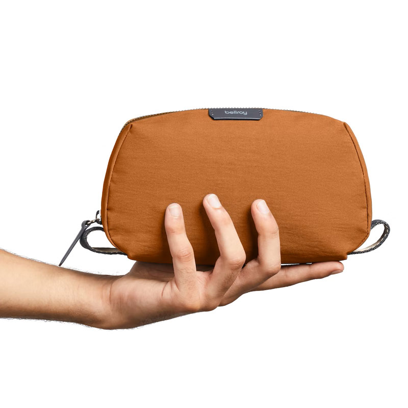 EDKA TOILETRY KIT Black Bronze ポーチ ユニセックス 防水 トラベルポーチ シンプル リサイクルナイロン EDKA TOILETRY KIT Black Bronze ポーチ ユニセックス 防水 トラベルポーチ シンプル リサイクルナイロン