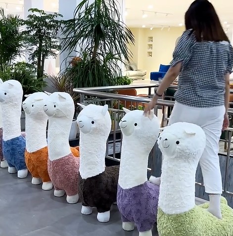 アルパカモデルのぬいぐるみスツール
