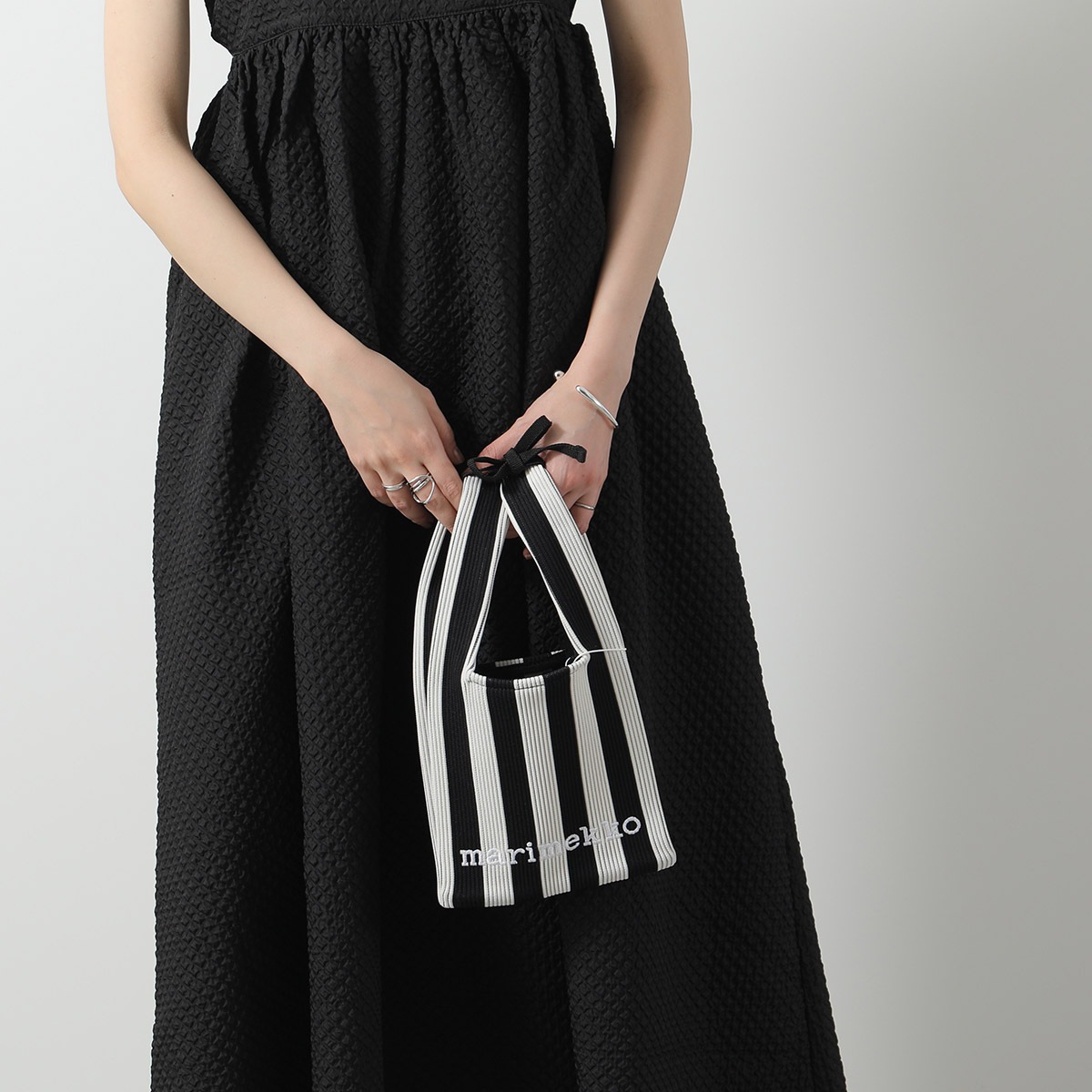 marimekko マリメッコ ハンドバッグ Knitted Mini Tote Merirosvo ニット ミニ トート メリロスヴォ 094144 レディース ストライプ ロゴ刺繍 鞄 カラー2色 marimekko マリメッコ ハンドバッグ Knitted Mini Tote Merirosvo ニット ミニ トート メリロスヴォ 094144 レディース ストライプ ロゴ刺繍 鞄 カラー2色