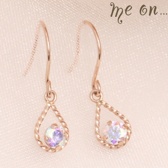 me on... K10ピンクゴールド 光によって表情を変えるキュービックジルコニアオーロラ 地金ねじりデザイン雫フレームモチーフフックピアスプレゼント 春夏 大人気 me on... K10ピンクゴールド 光によって表情を変えるキュービックジルコニアオーロラ 地金ねじりデザイン雫フレームモチーフフックピアスプレゼント 春夏 大人気