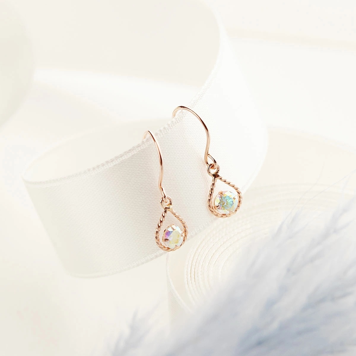 me on... K10ピンクゴールド 光によって表情を変えるキュービックジルコニアオーロラ 地金ねじりデザイン雫フレームモチーフフックピアスプレゼント 春夏 大人気 me on... K10ピンクゴールド 光によって表情を変えるキュービックジルコニアオーロラ 地金ねじりデザイン雫フレームモチーフフックピアスプレゼント 春夏 大人気