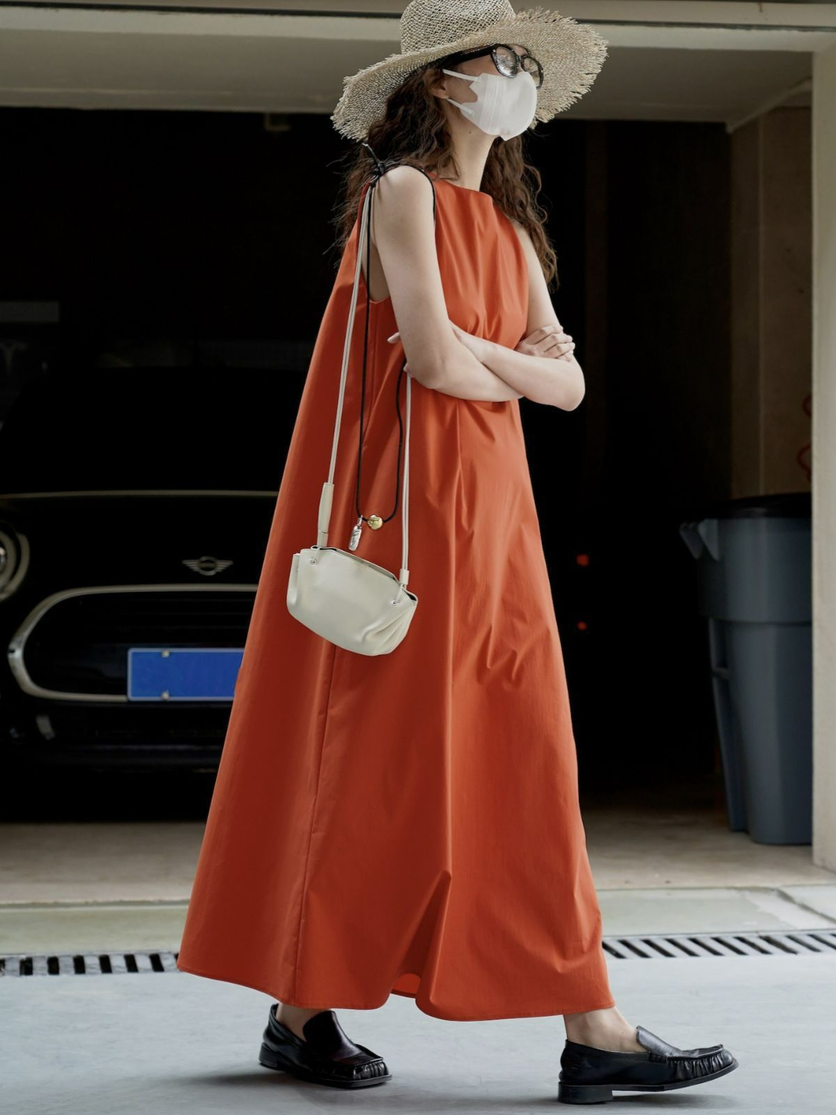 夏の新しいシンプルな通勤ノースリーブドレス緩いかなり通気性の良い快適なベストロングドレス女性 夏の新しいシンプルな通勤ノースリーブドレス緩いかなり通気性の良い快適なベストロングドレス女性