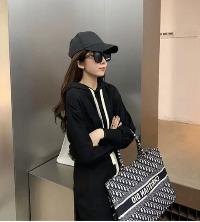 ワンピース スウェット 膝丈 ひざ丈 膝下 長袖 ドロップショルダー 萌袖 タイト ストレート 切り替えデザイン ギャザー スリット バックスリット フード付き ハイウエスト かわいい 大人可愛い ワンピース スウェット 膝丈 ひざ丈 膝下 長袖 ドロップショルダー 萌袖 タイト ストレート 切り替えデザイン ギャザー スリット バックスリット フード付き ハイウエスト かわいい 大人可愛い