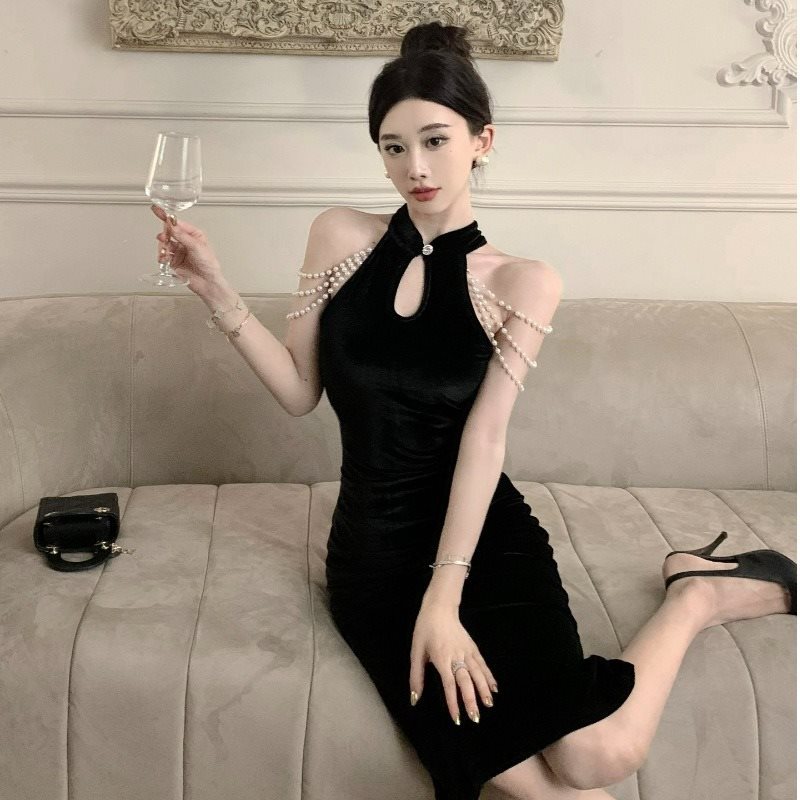 春先の女性のためのセクシーな新しい風改良ベルベットチャイナドレスイブニングドレスロイヤルシスター気質スリムホルターネックドレス